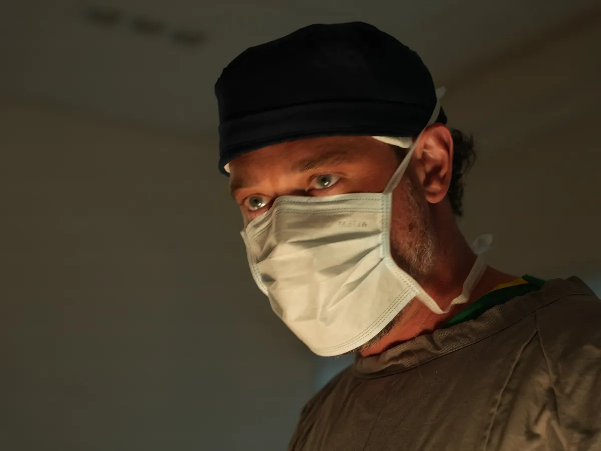 Dr. Kauê Sucena em cirurgia de abdominoplastia em São Paulo