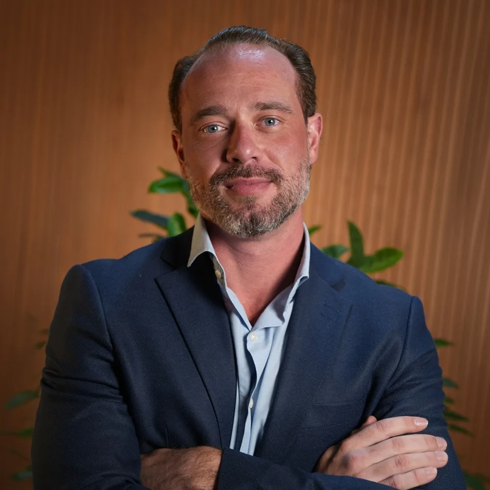 Dr. Kauê Sucena, cirurgião plástico em São Paulo, no acompanhamento de lip lift