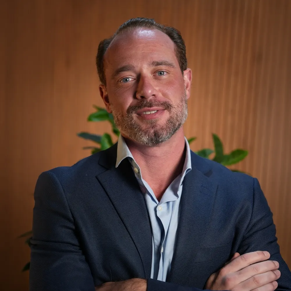 Dr. Kauê Sucena, cirurgião plástico com atuação em remodelação glútea em São Paulo