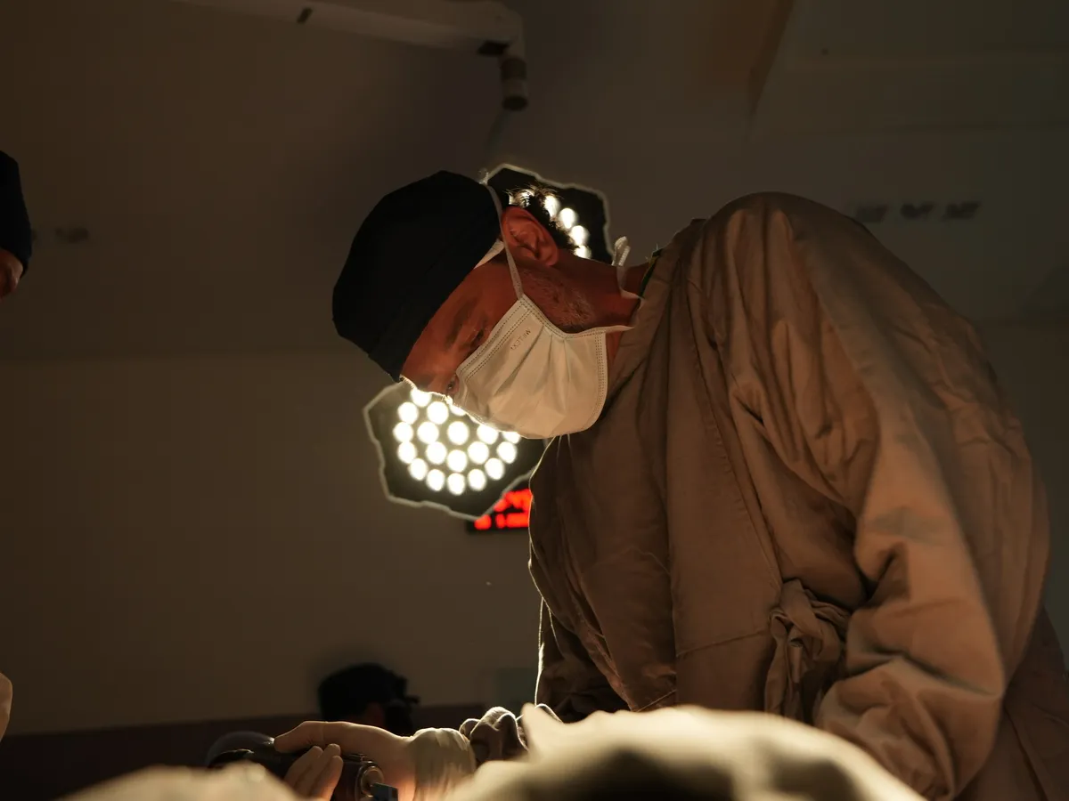 Dr. Kauê Sucena em centro cirúrgico durante procedimento de blefaroplastia em São Paulo