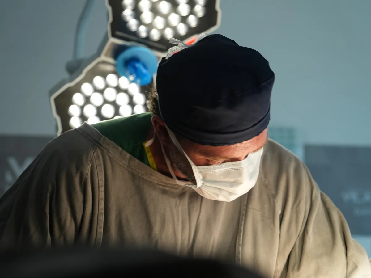 Dr. Kauê Sucena, cirurgião plástico em São Paulo, durante avaliação para aplicação de toxina botulínica
