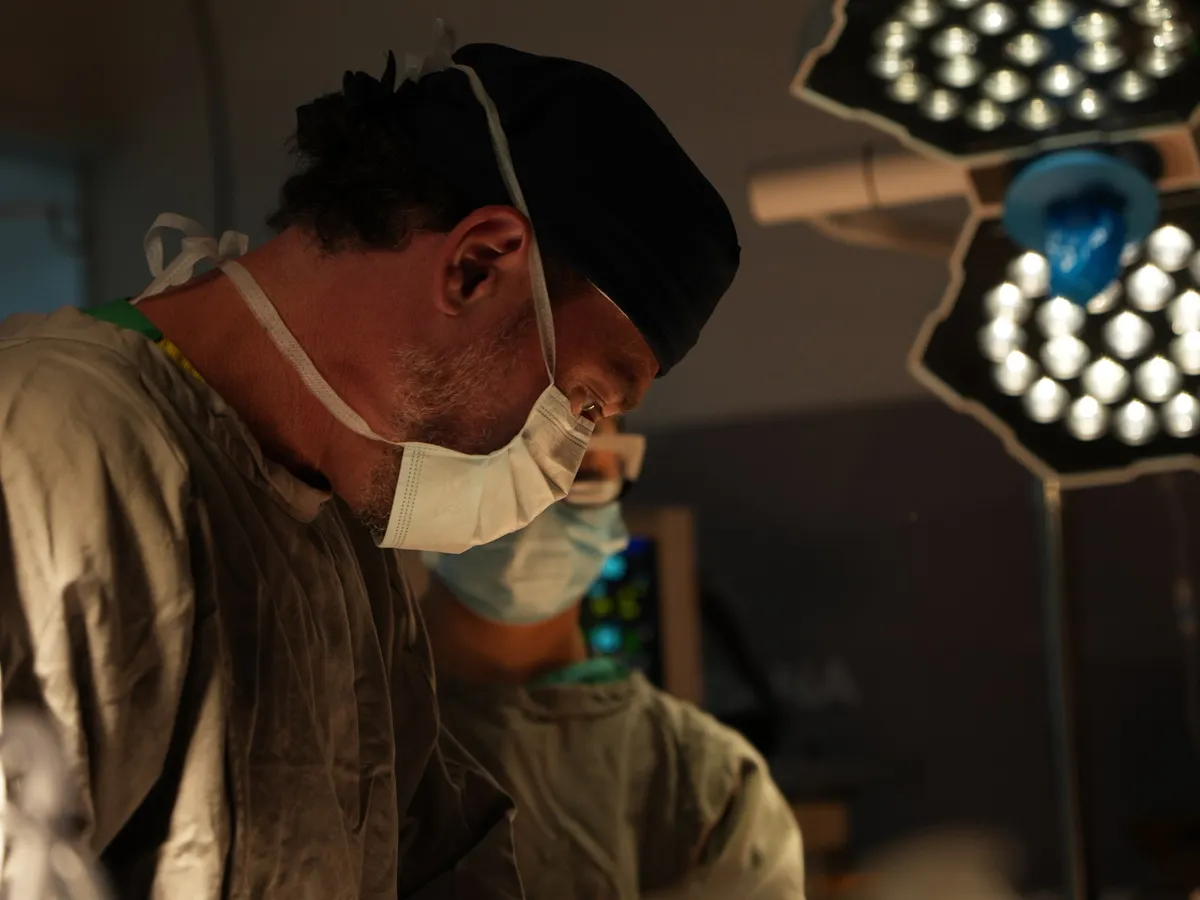 Dr. Kauê Sucena em cirurgia de Castanhares, levantamento direto das sobrancelhas, em São Paulo