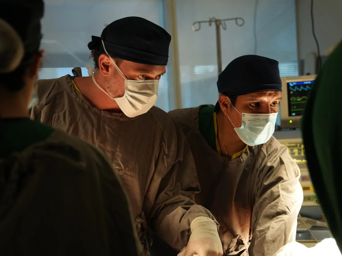 Dr. Kauê Sucena em cirurgia de explante de silicone mamário em São Paulo