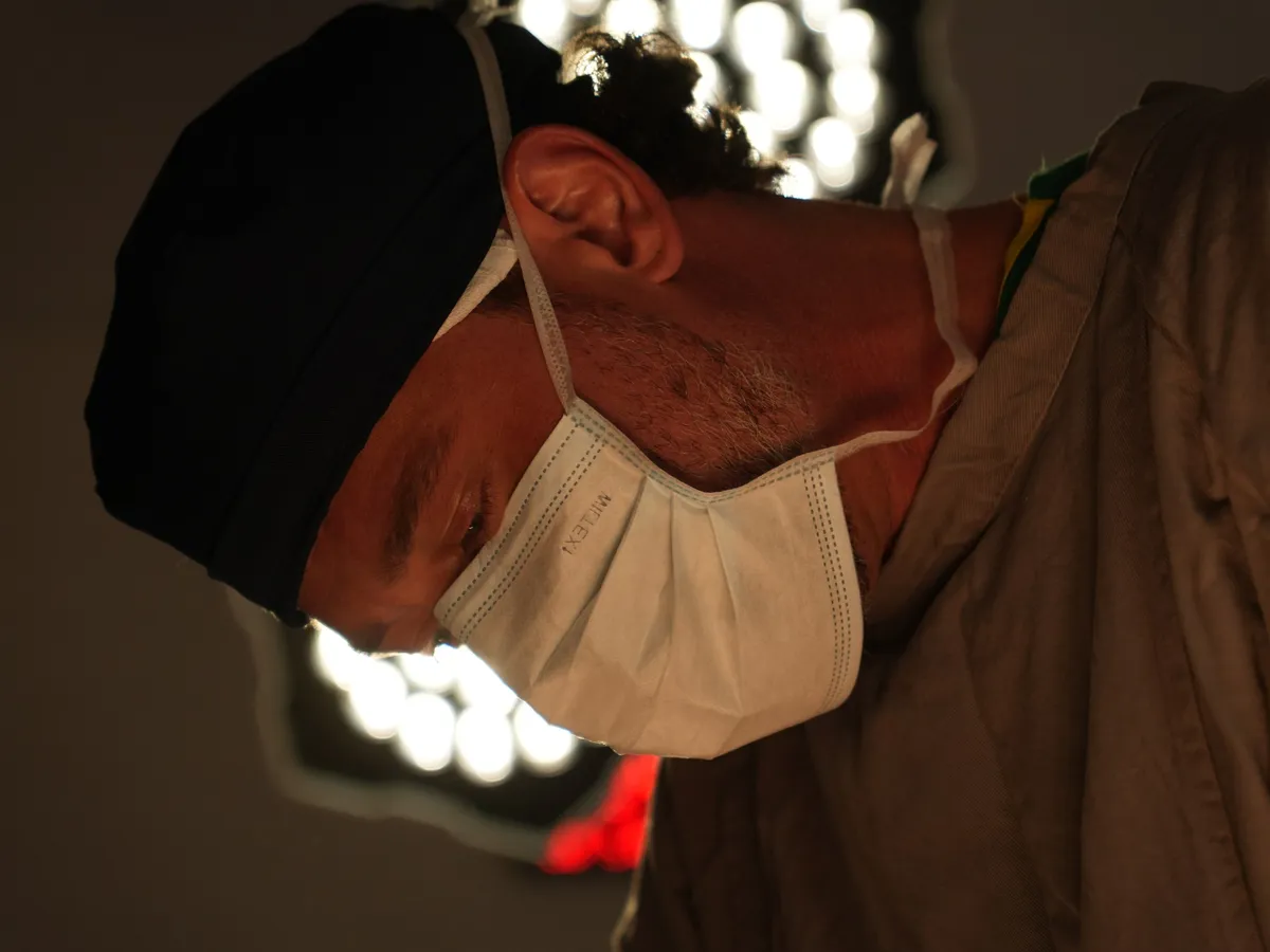 Dr. Kauê Sucena em cirurgia de frontoplastia em São Paulo