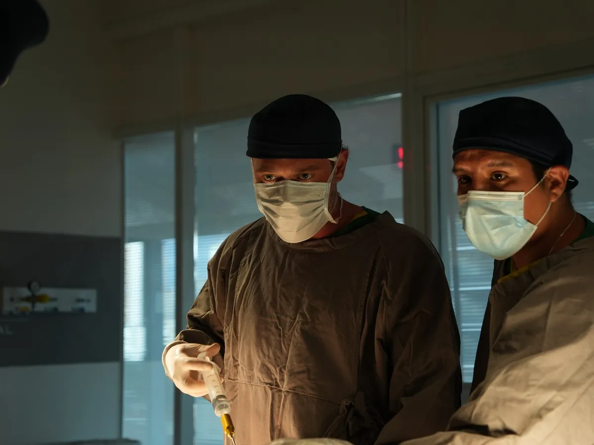 Dr. Kauê Sucena em cirurgia de ginecomastia em São Paulo