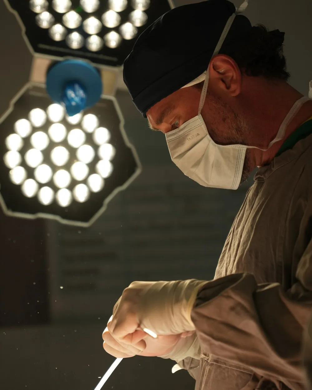 Dr. Kauê Sucena operando com descolamento ultrassônico em implante de silicone com cicatriz ultra reduzida