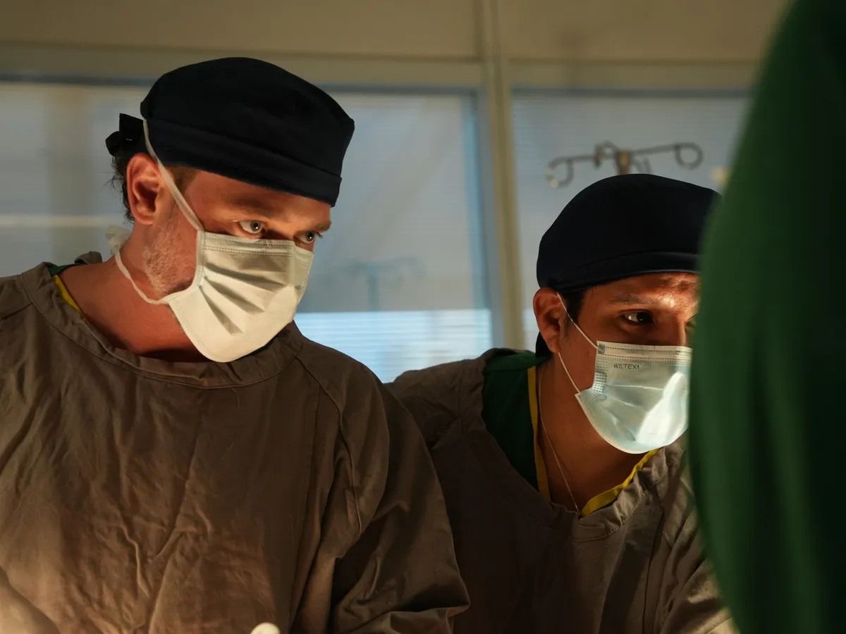 Dr. Kauê Sucena em centro cirúrgico durante cirurgia de implante de silicone mamário em São Paulo