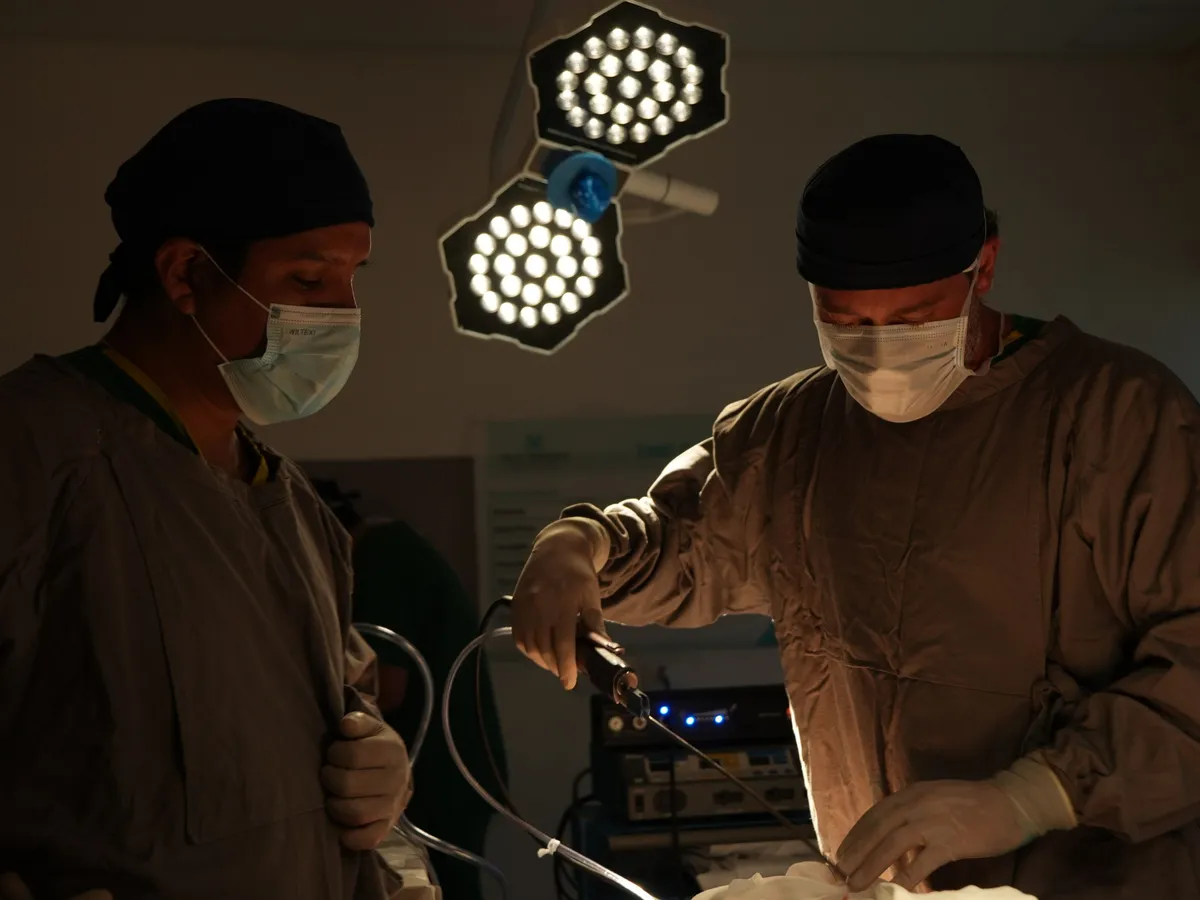 Dr. Kauê Sucena em cirurgia de Lip Lift em São Paulo