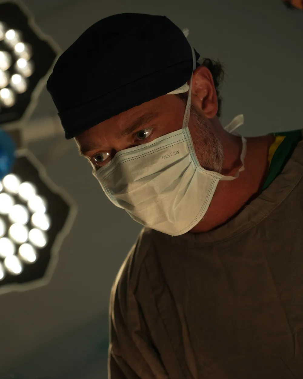 Dr. Kauê Sucena realizando lipoescultura com apoio de ultrassonografia em São Paulo