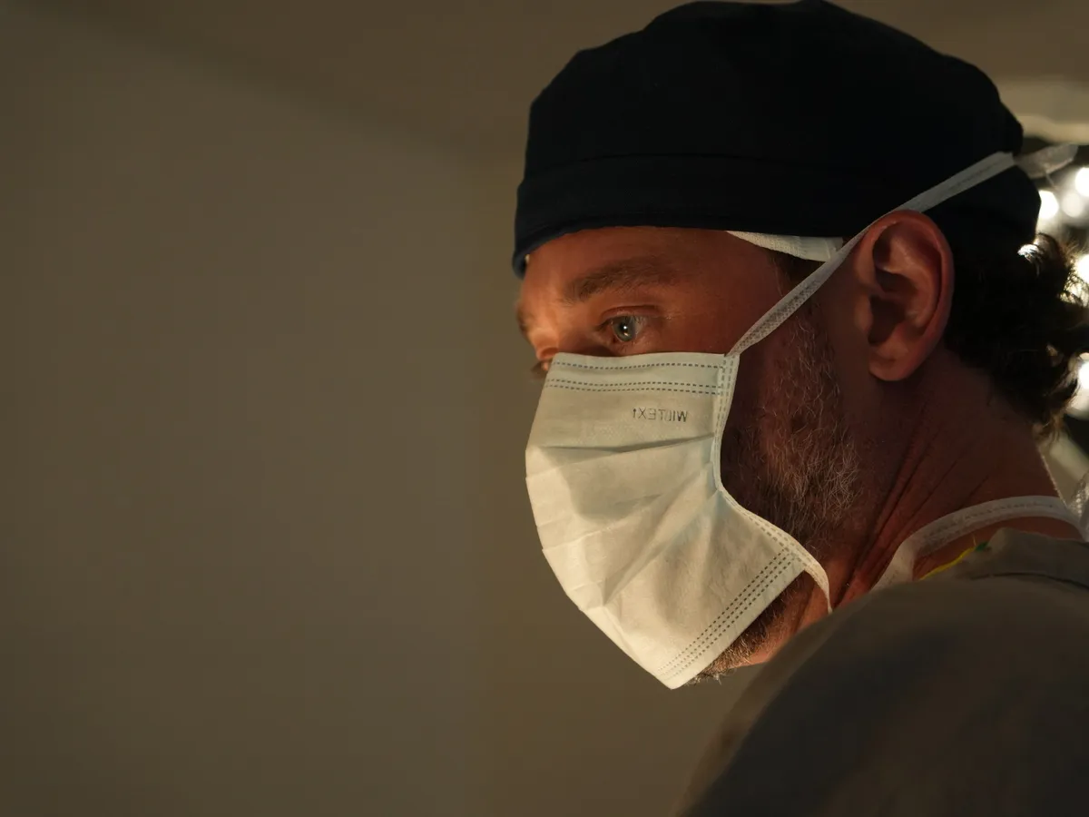 Dr. Kauê Sucena em cirurgia de mamoplastia de aumento com implante de silicone em São Paulo