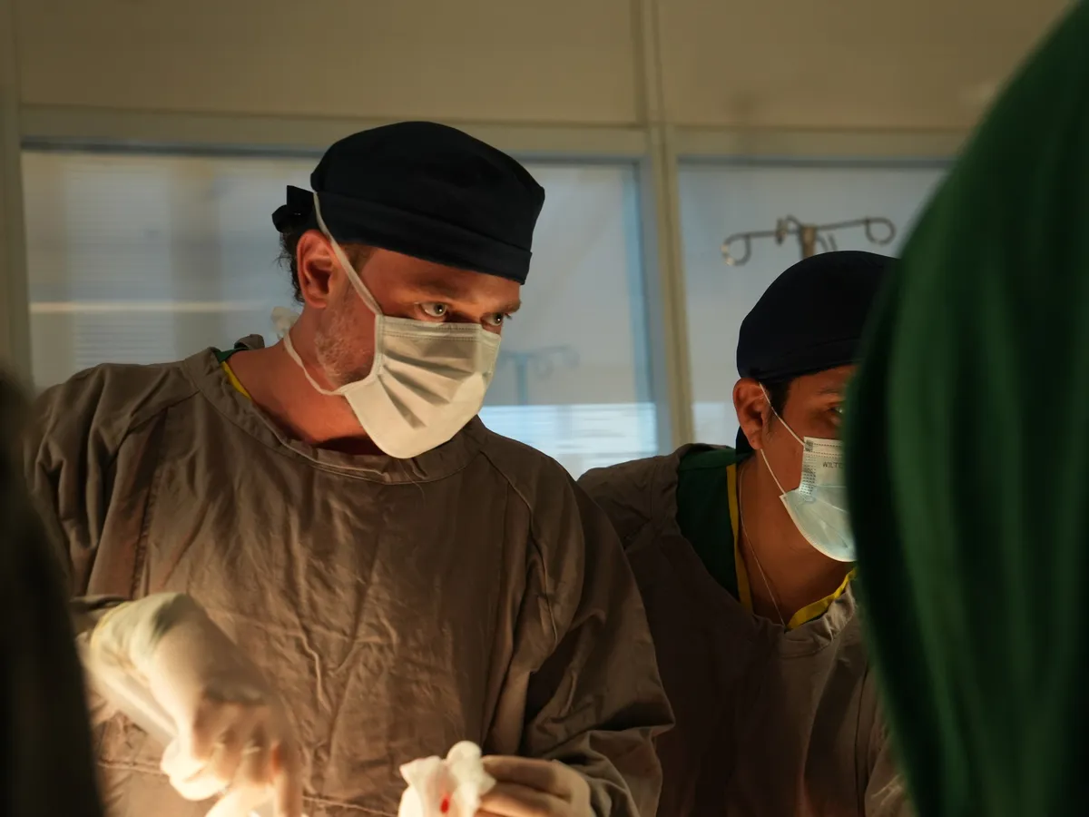 Dr. Kauê Sucena em cirurgia de mamoplastia redutora em São Paulo