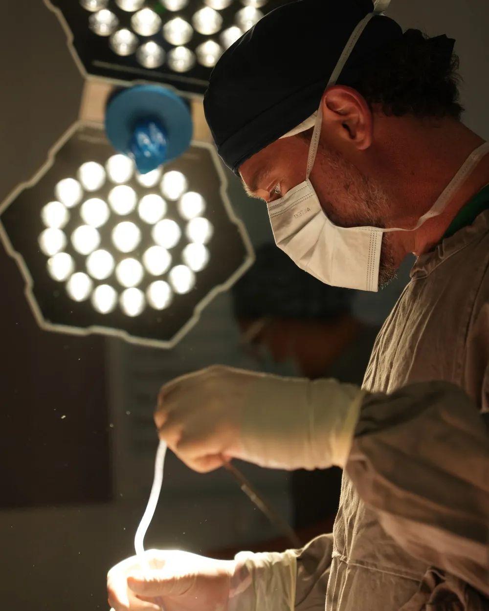Dr. Kauê Sucena em cirurgia de mastopexia com implante de silicone em São Paulo