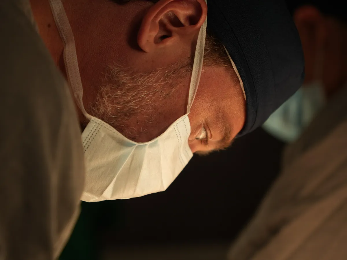 Dr. Kauê Sucena em centro cirúrgico durante mastopexia híbrida em São Paulo