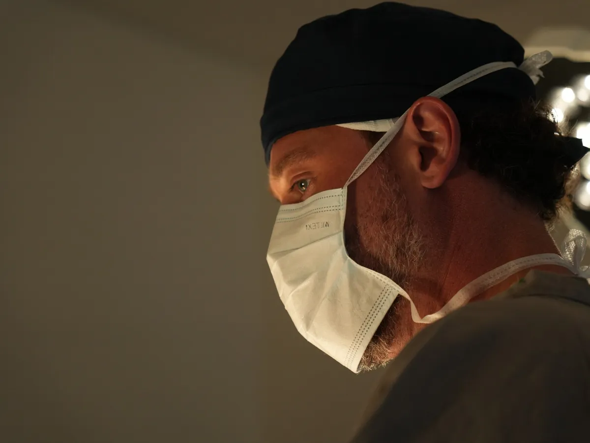 Dr. Kauê Sucena em cirurgia de mastopexia sem prótese em São Paulo