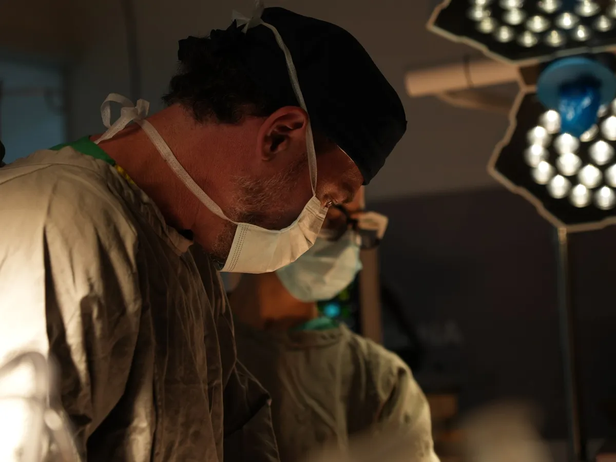 Dr. Kauê Sucena avaliando a face antes de preenchimento com ácido hialurônico em São Paulo