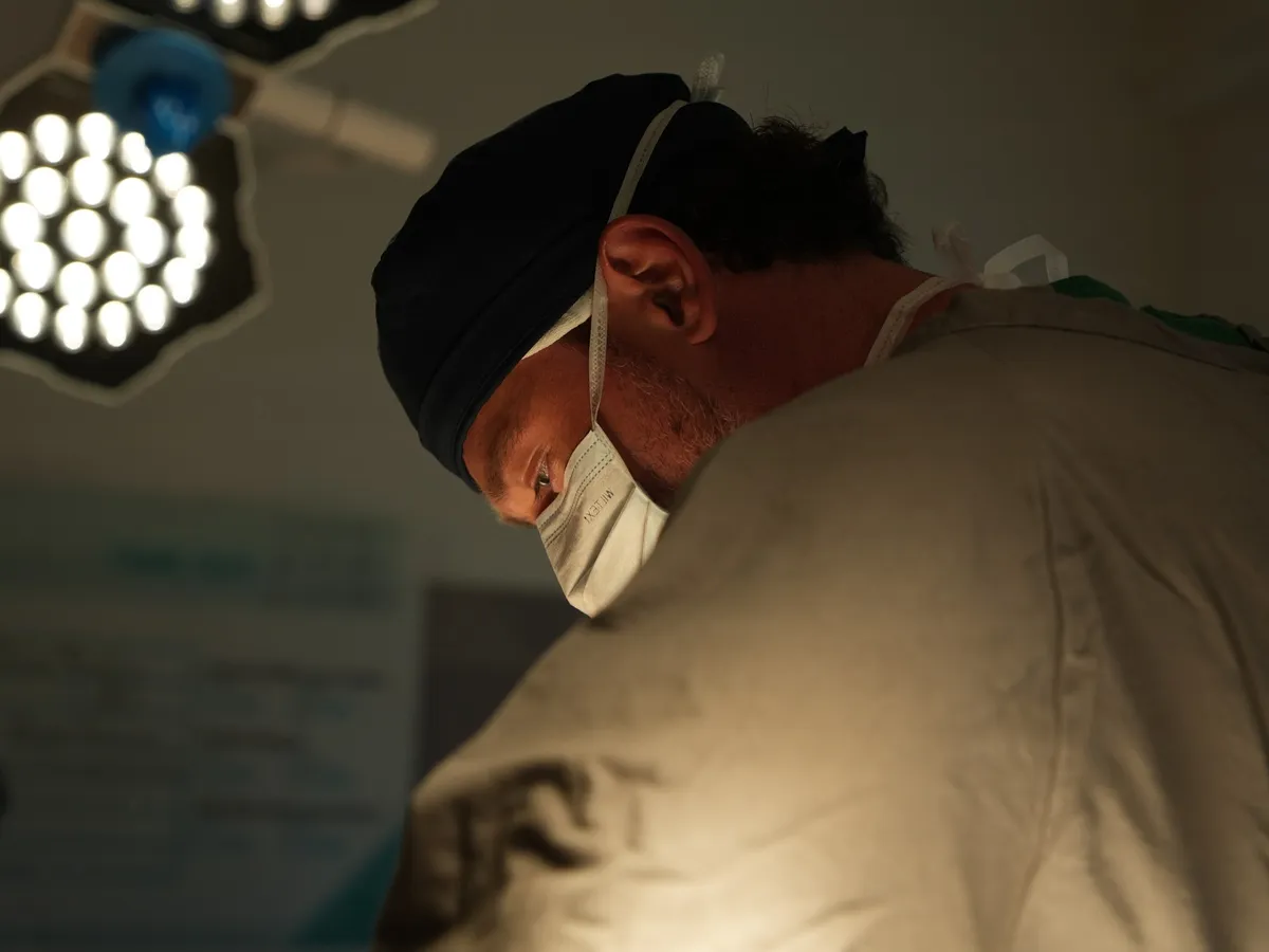 Dr. Kauê Sucena em cirurgia de remodelação glútea com controle ultrassonográfico em São Paulo