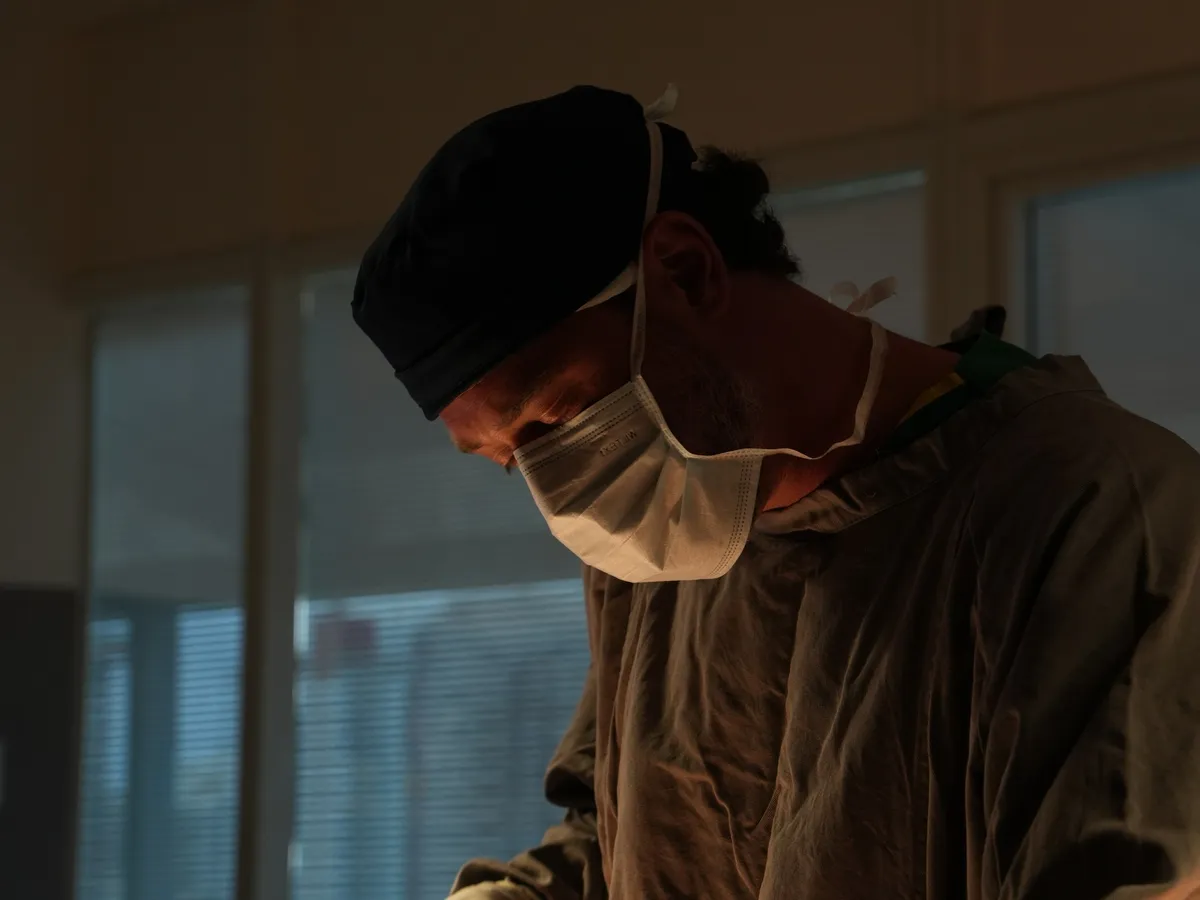 Dr. Kauê Sucena em cirurgia de ritidoplastia (facelift) em São Paulo